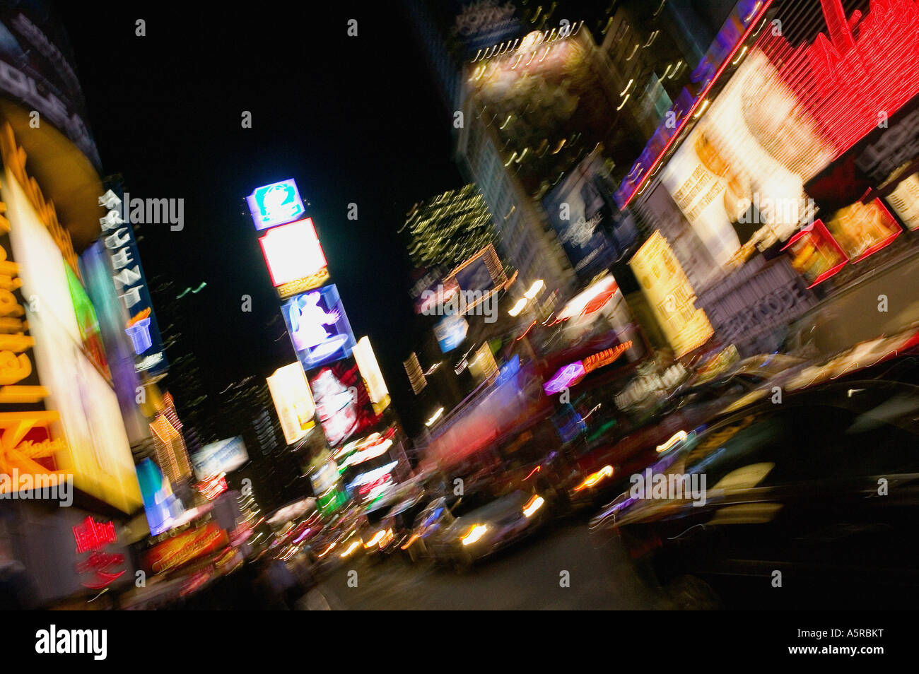 Innenstadt in der Nacht mit Leuchtreklamen und Bewegungsunschärfe Stockfoto