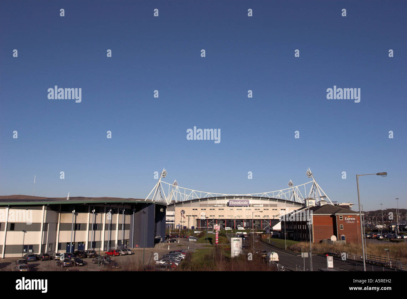 Bolton Wanderers Football club Reebock-Stadion am Middlebrook Fachmarktzentrum in Horwich mit Bolton Arena im Vordergrund Stockfoto