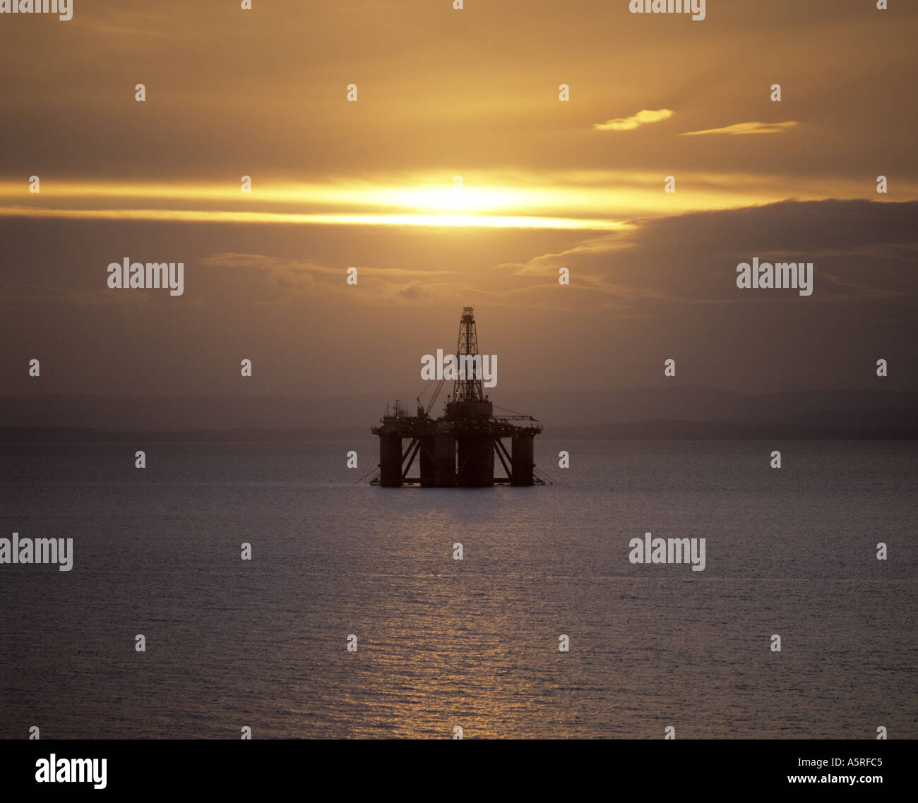 Halb versenkbaren Ölbohrplattform Sonnenaufgang Firth of Forth-Schottland Stockfoto