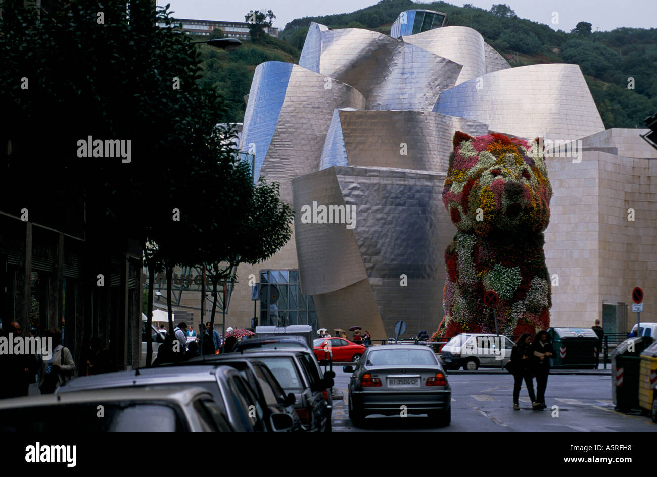 DAS GUGGENHEIM-MUSEUM, ENTWORFEN VON FRANK GEARY BILBAO SPANIEN WELPEN AUS BLUMEN VON JEFF KOONS Stockfoto