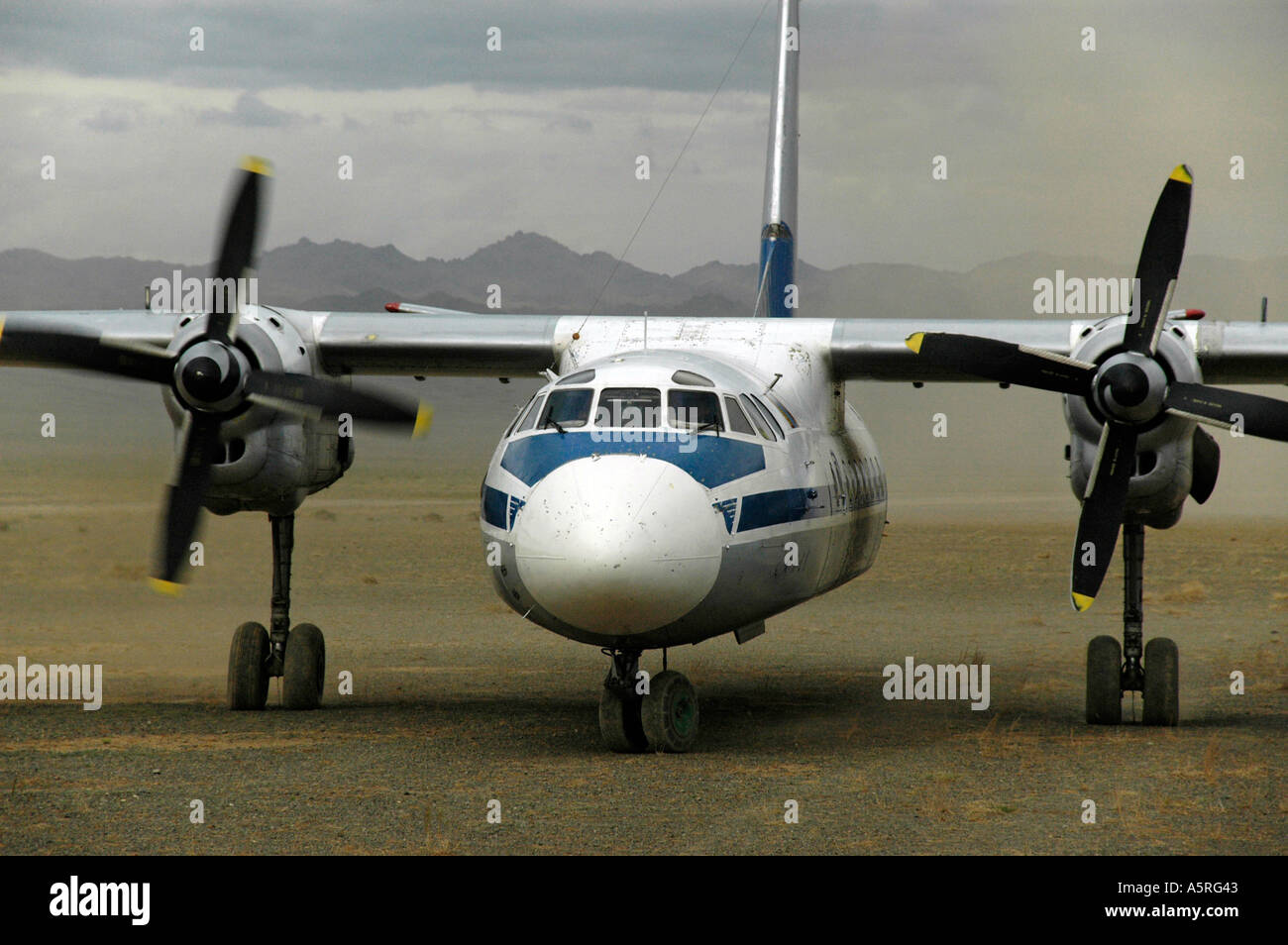 Fokker70 Propellermaschine der mongolischen Fluggesellschaft MIAT am Flughafen Dalanzadgad Mongolei Stockfoto