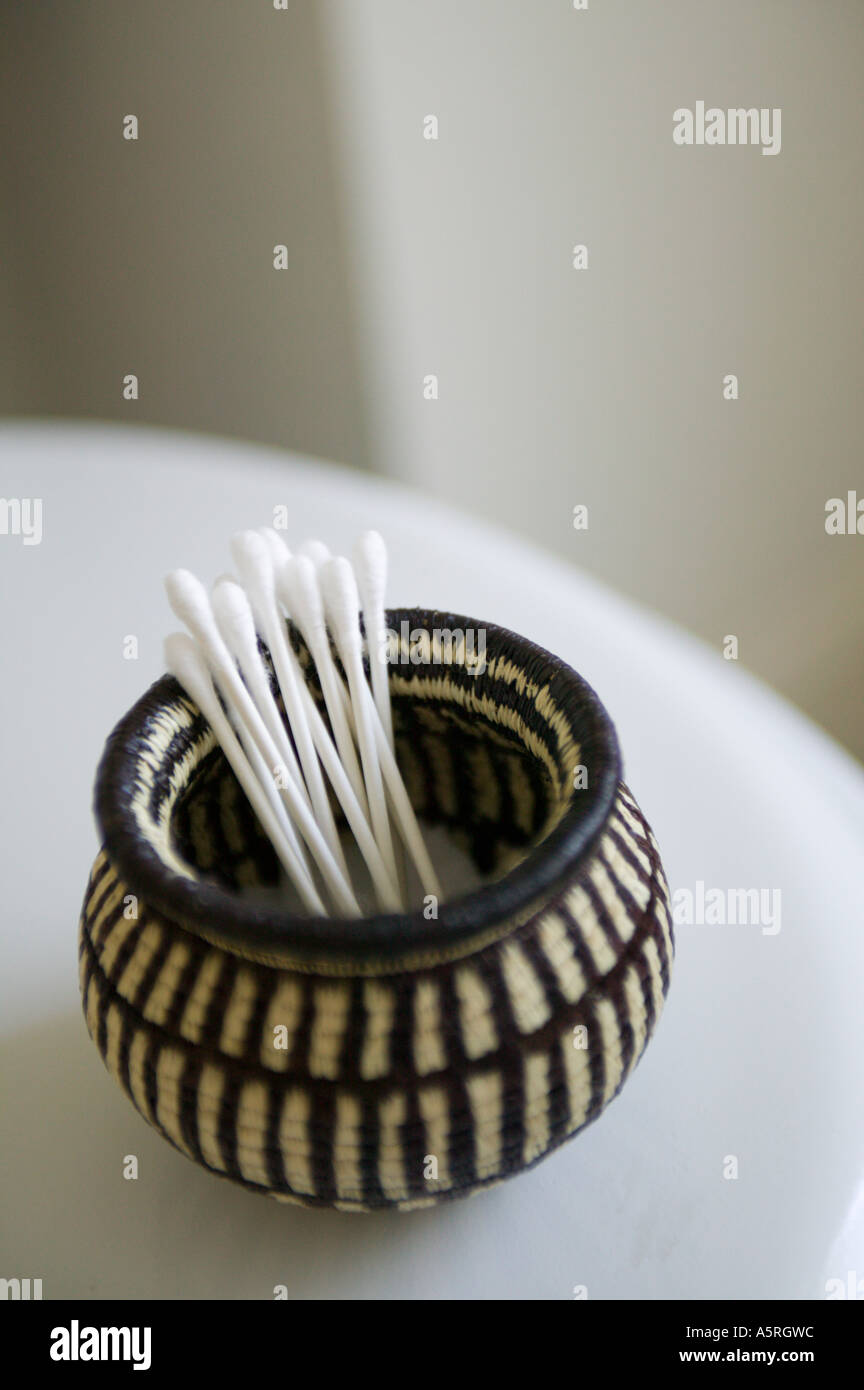 Q-Tips in Korb auf Bad Regal Stockfoto