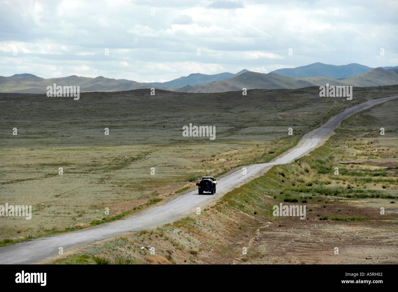 Kraftstoff-LKW auf einer einsamen Straße Fahrt durch die weite Steppe Mongolei Stockfoto