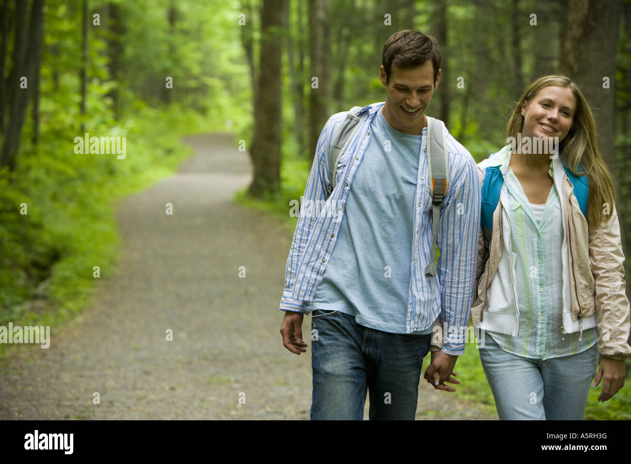 Nahaufnahme eines jungen Paares zu Fuß und Hand in Hand Stockfoto