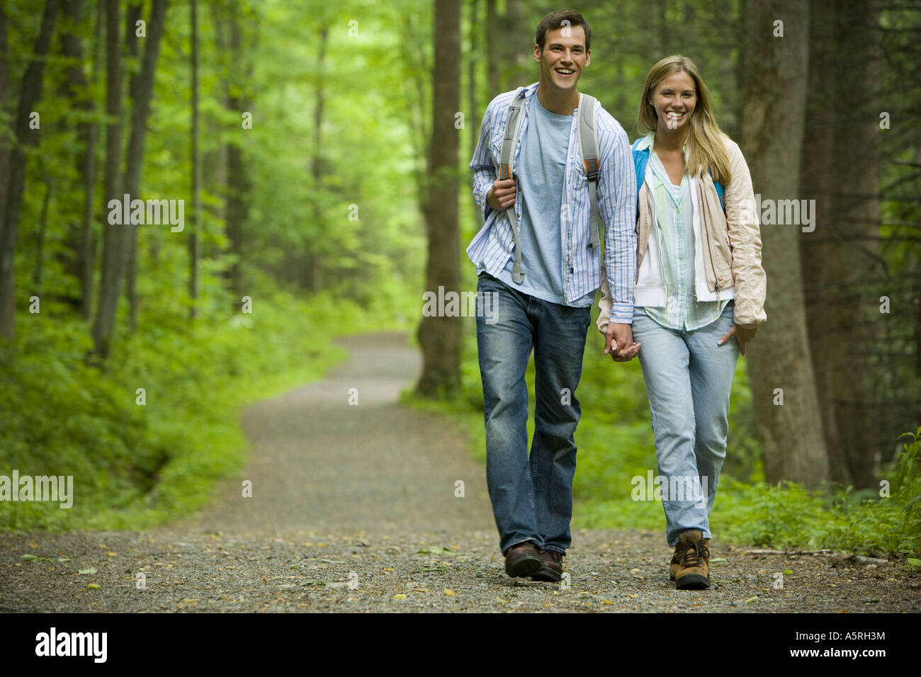 Junges Paar zu Fuß und Hand in Hand Stockfoto