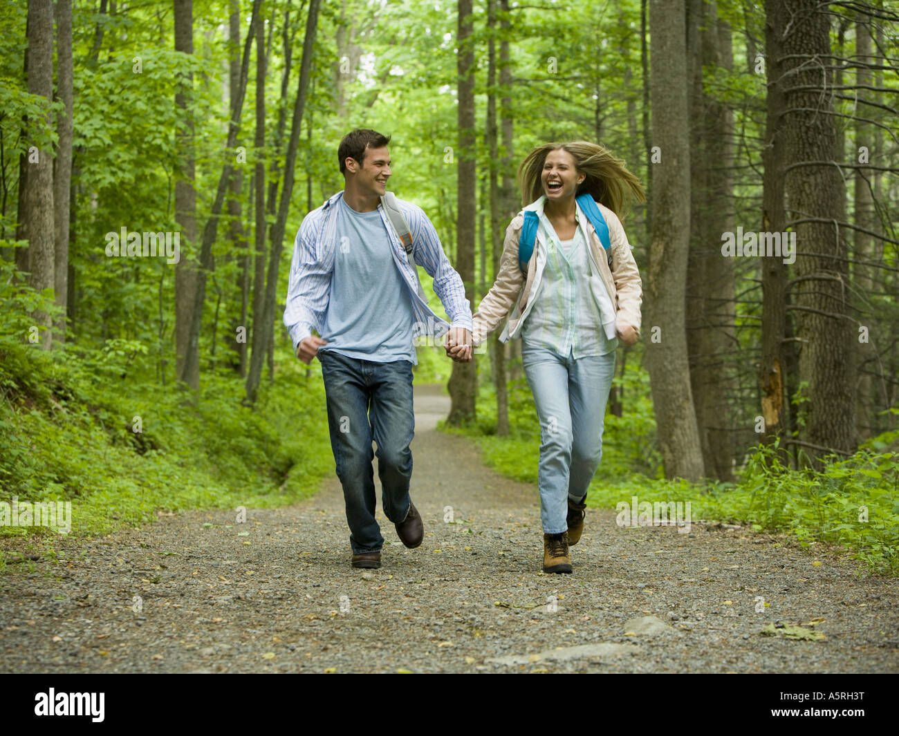 Junges Paar ausgeführt und Hand in Hand Stockfoto
