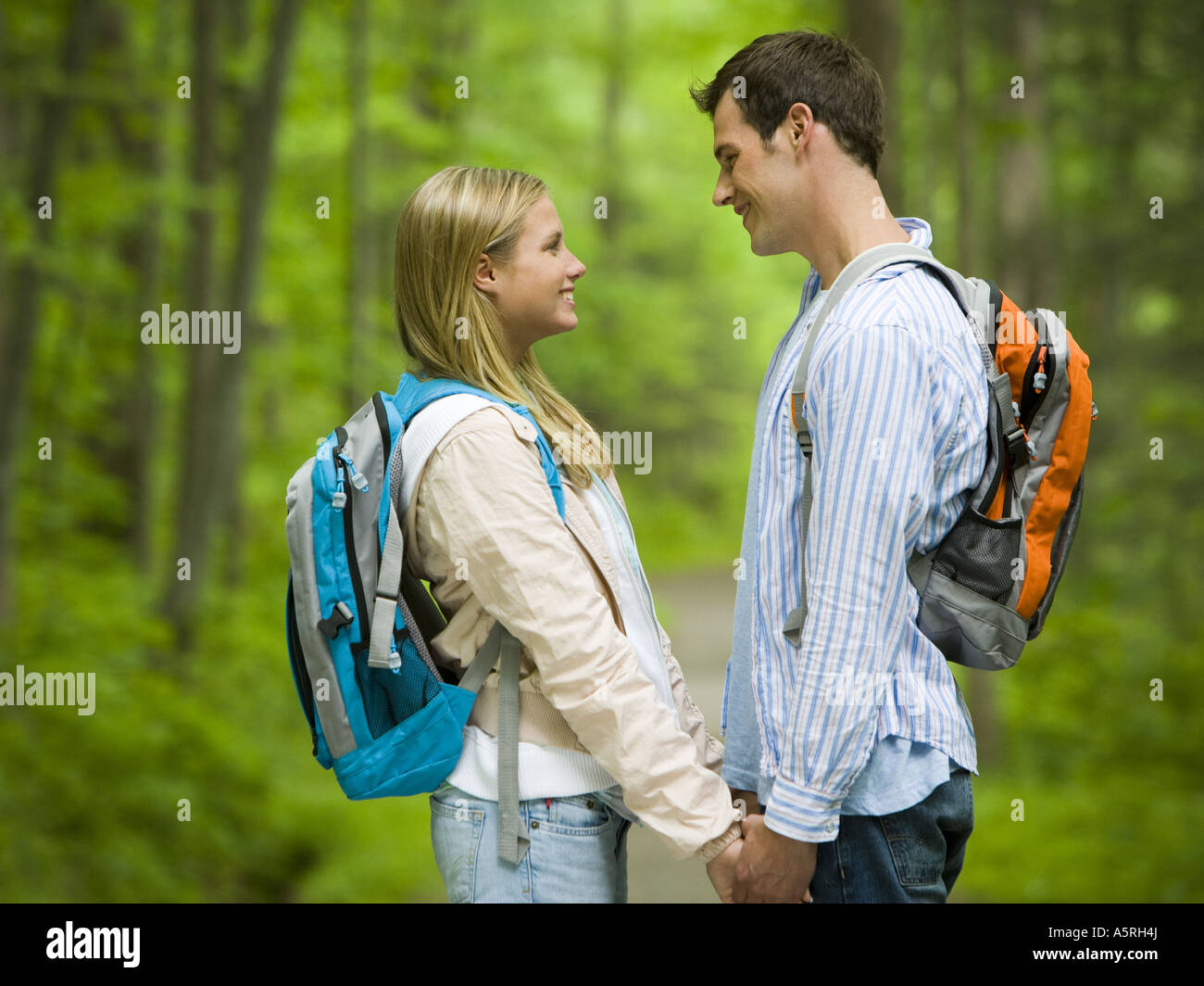 Profil eines jungen Paares einander betrachtend und lächelnd Stockfoto