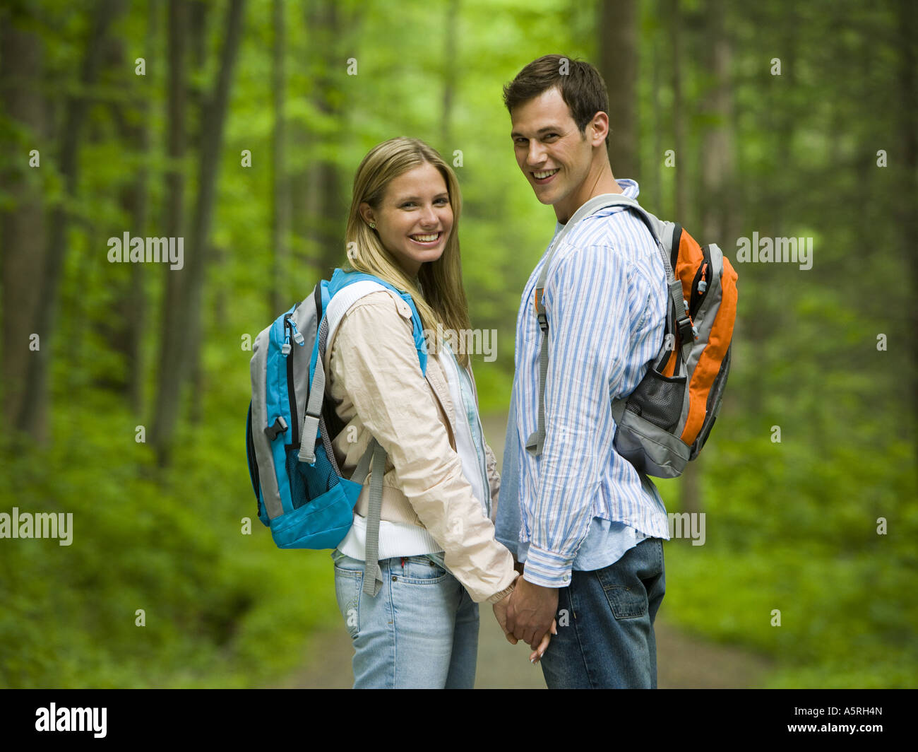 Porträt eines jungen Paares, Hand in Hand und lächelt Stockfoto