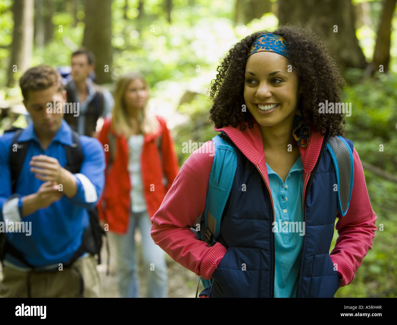 Nahaufnahme einer jungen Frau mit ihren Freunden im Hintergrund Stockfoto