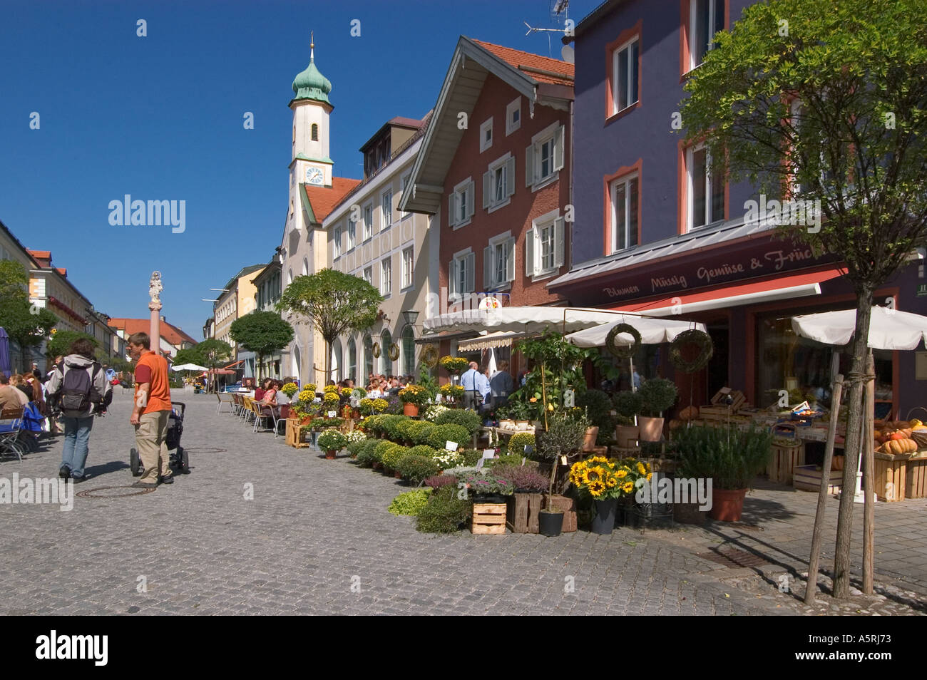 Murnau Bezirk Garmisch Partenkirchen oberen Bayern Deutschland Untermarkt Marktplatz mit der Kirche Tochter Mary Help Stockfoto