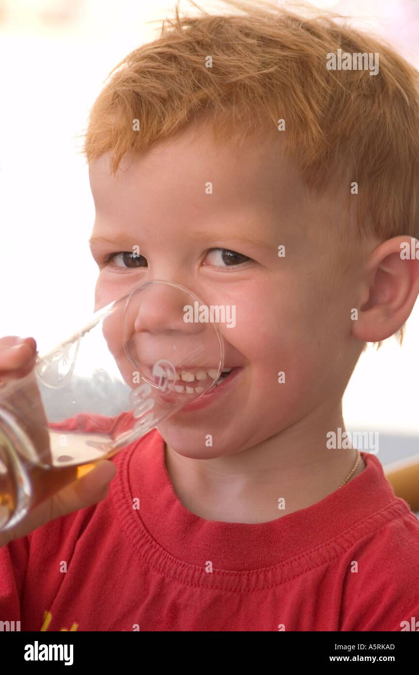 Herr junge Getränke aus einem glas Stockfoto