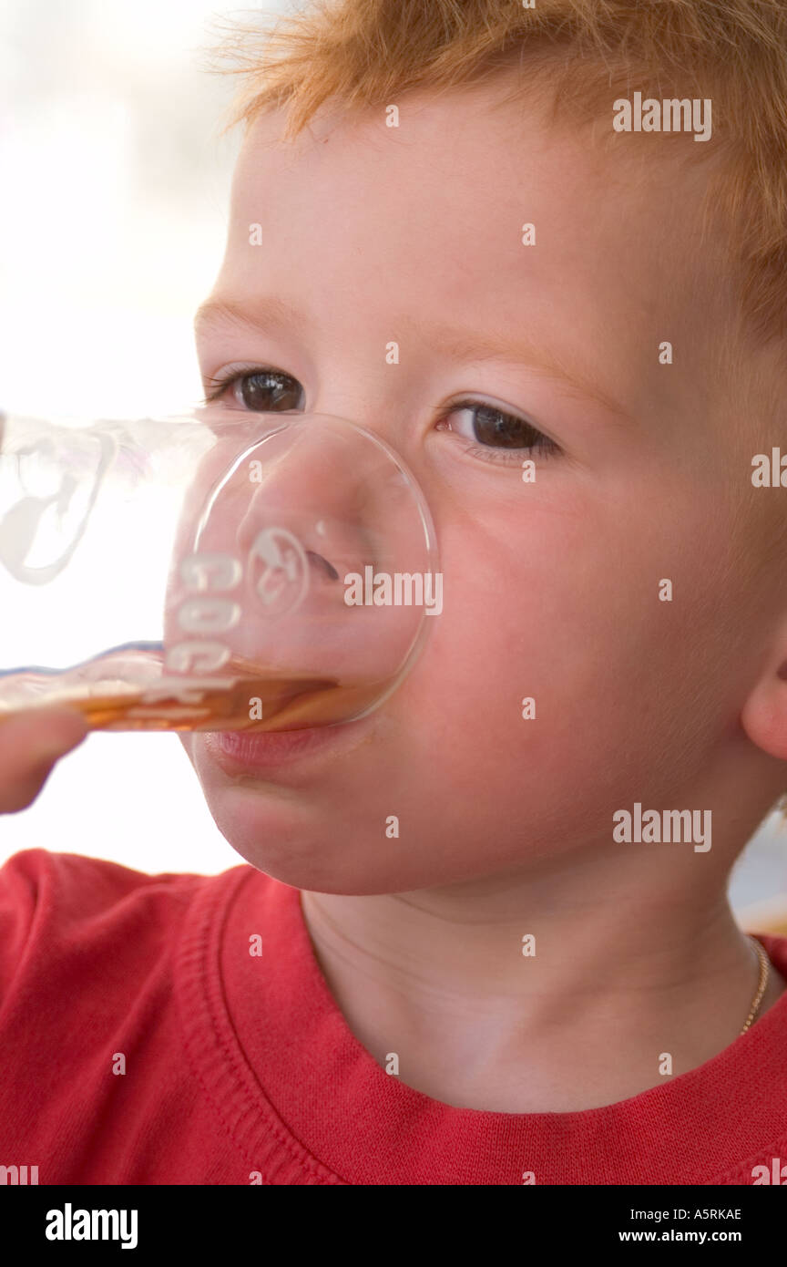 Herr junge Getränke aus einem glas Stockfoto