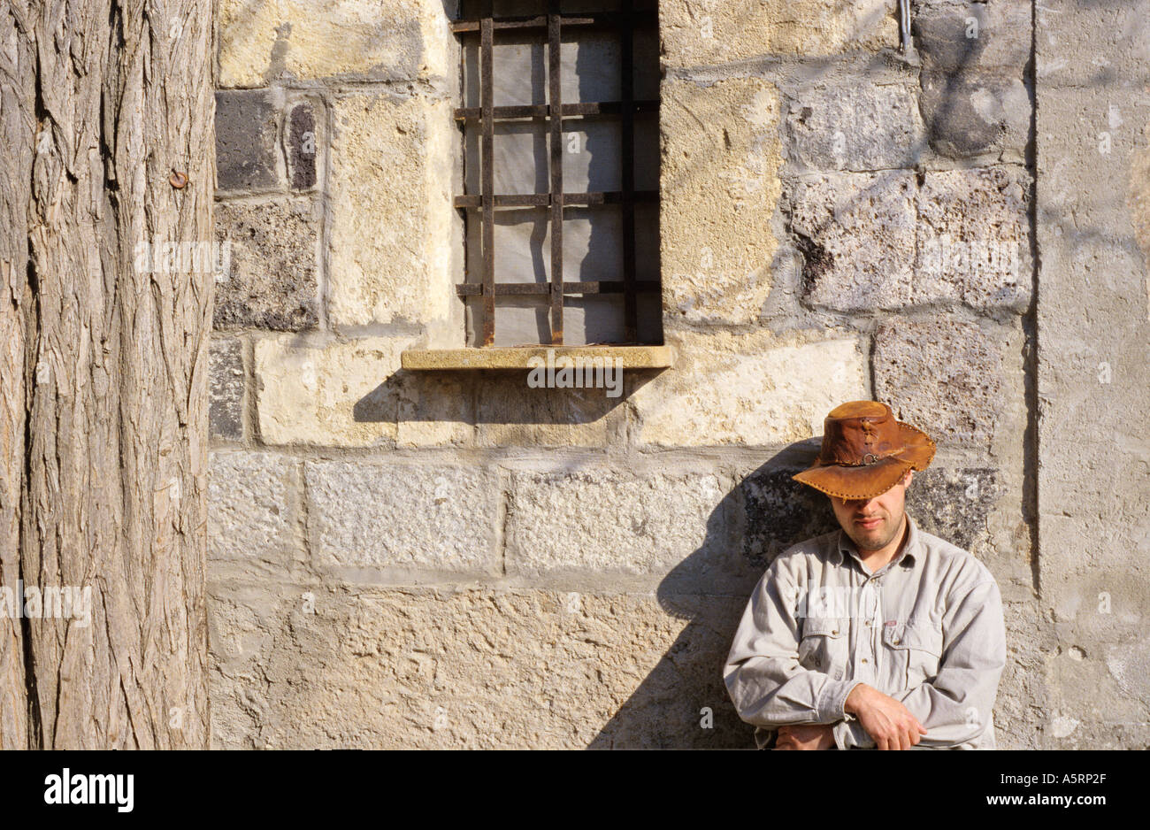 Ein Mann mit einem cowboyhut liegt San Salvatore Sardinien Italien Stockfoto