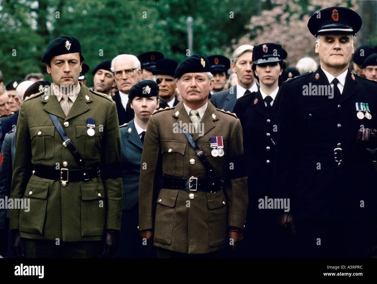 UNIFORMIERTEN OFFIZIEREN REIHEN DER ULSTER DEFENCE REGIMENT DER ROYAL ULSTER CONSTABULARY STEHEND NACH AUFMERKSAMKEIT UNTER DEN PLANETENBEWEGUNGEN Stockfoto