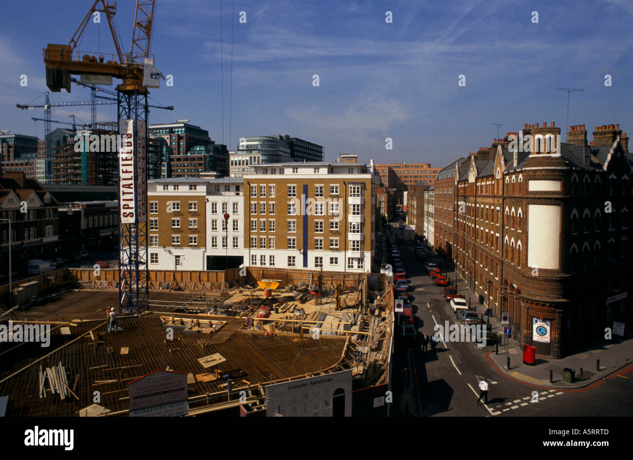 LONDON S EAST END LUXUS ENTWICKLUNGEN HINAUF IN SPITALFIELDS BEREICH BROADGATE IN DER FERNE Stockfoto