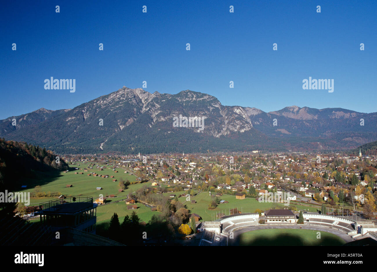 Teil des Stadions für die Schanze und Stadt Garmisch Partenkirchen vor ammergebirge Bayern Deutschland Stockfoto