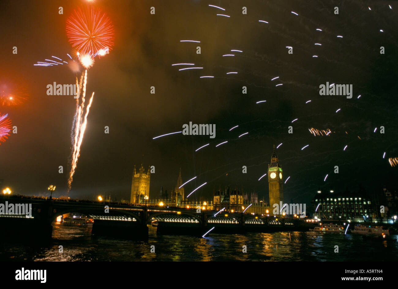 SILVESTER 1999 IN 2000 JAHRTAUSEND FEIERN Stockfotografie - Alamy