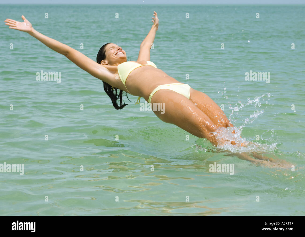 Frau Sprung rückwärts ins Meer Stockfoto