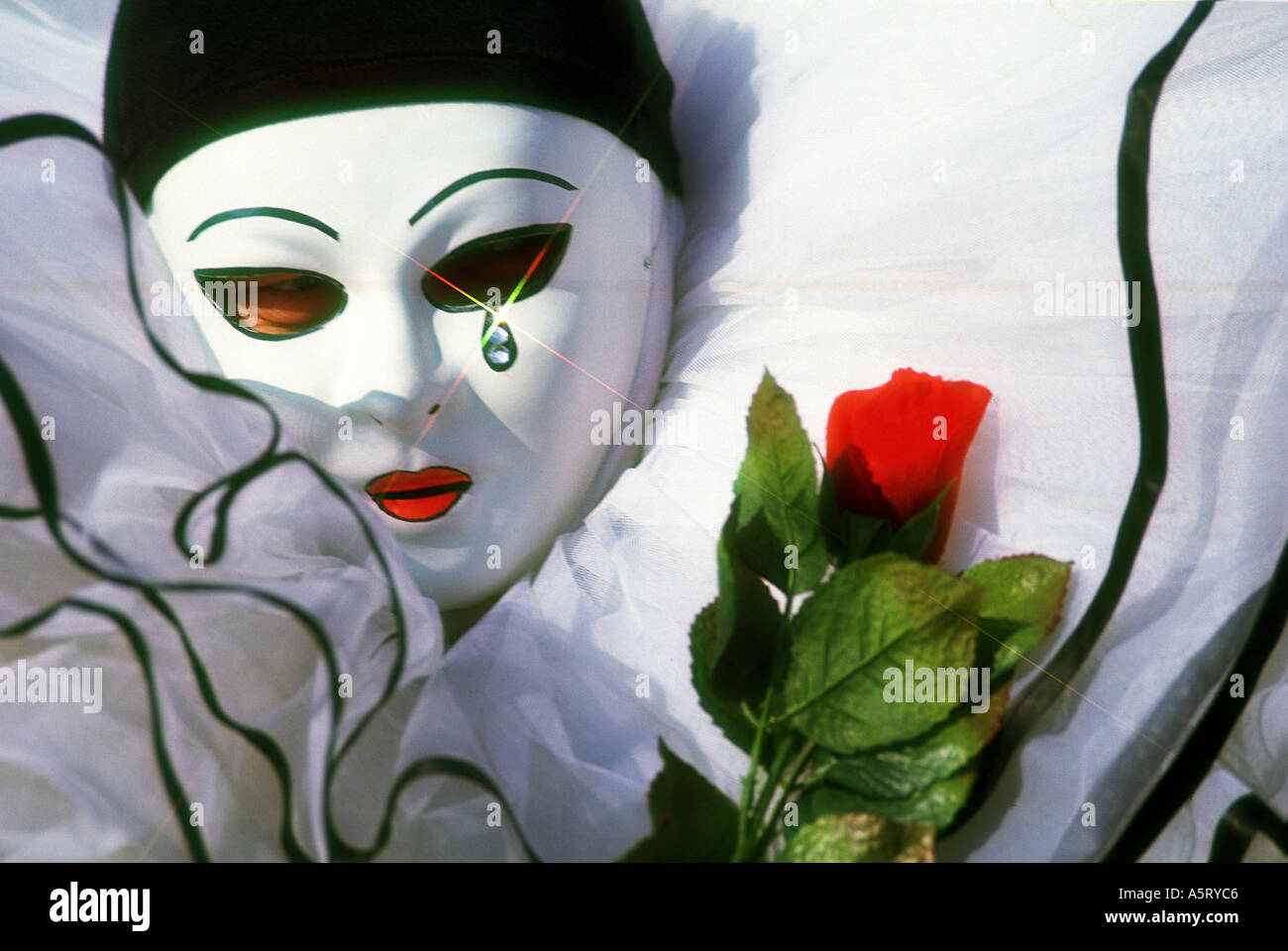 Pierrot mit roter rose Stockfoto