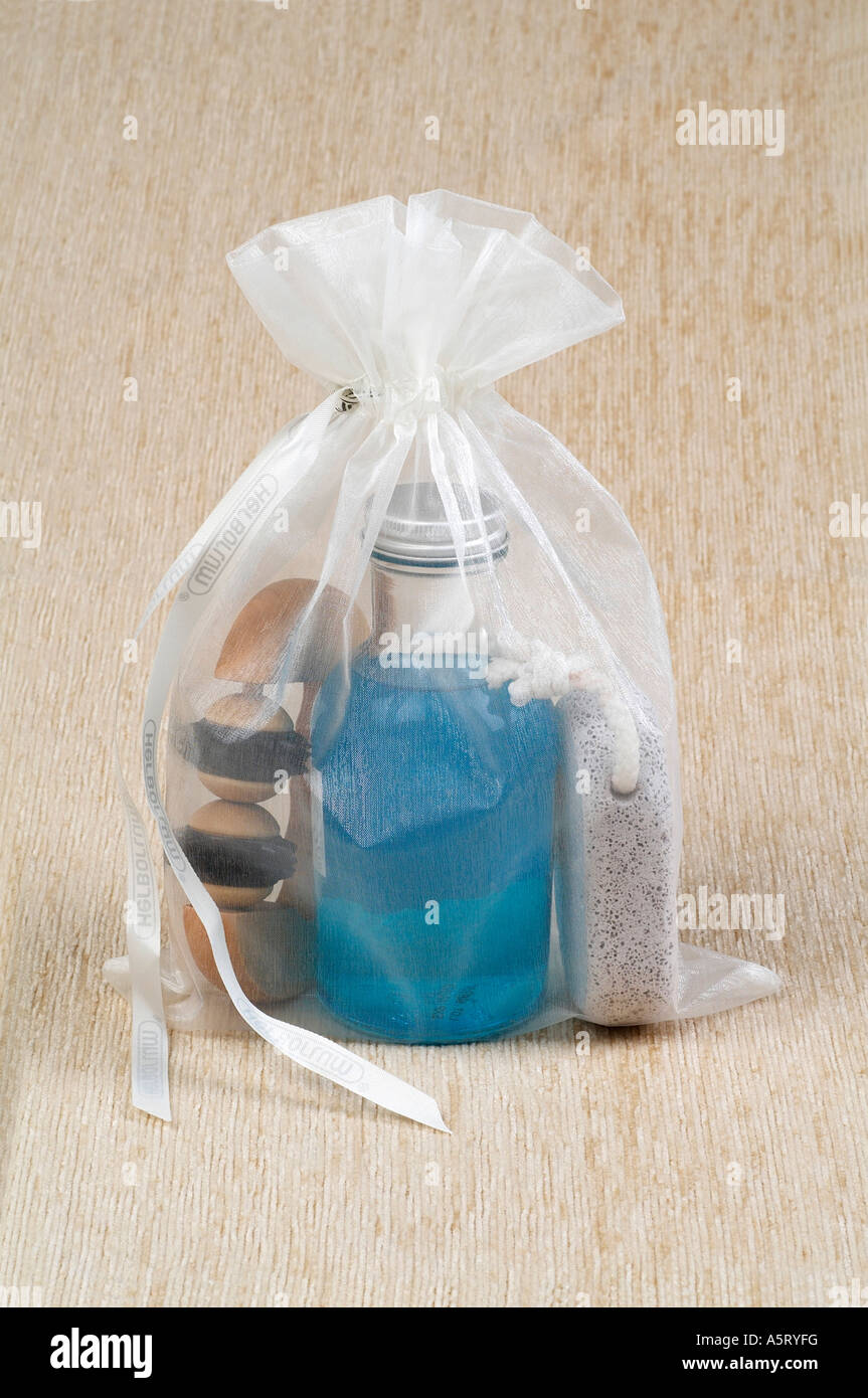 Sammlung von Bad Toilettenartikel in chiffon sack Stockfoto