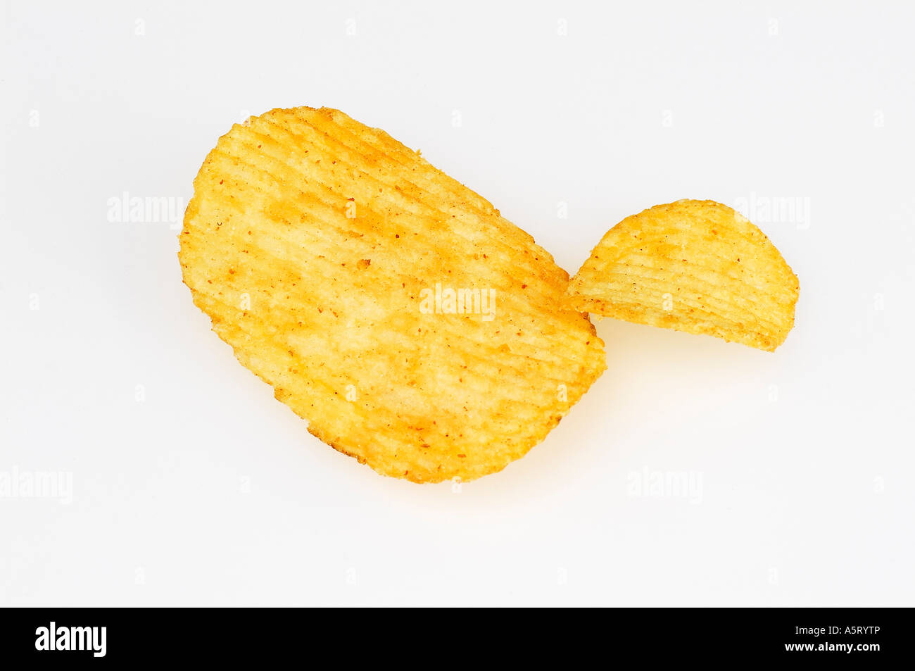 Flocken von Chips auf weißem Hintergrund Stockfoto