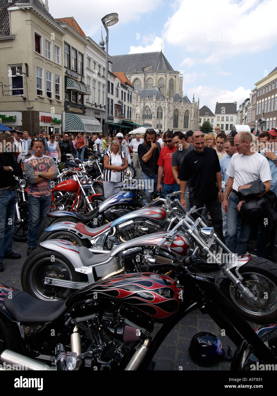 Eine Gruppe von radikalen Brauch gebaut Harley Davidson Chopper auf dem Grote Markt Platz in Breda, Niederlande Stockfoto