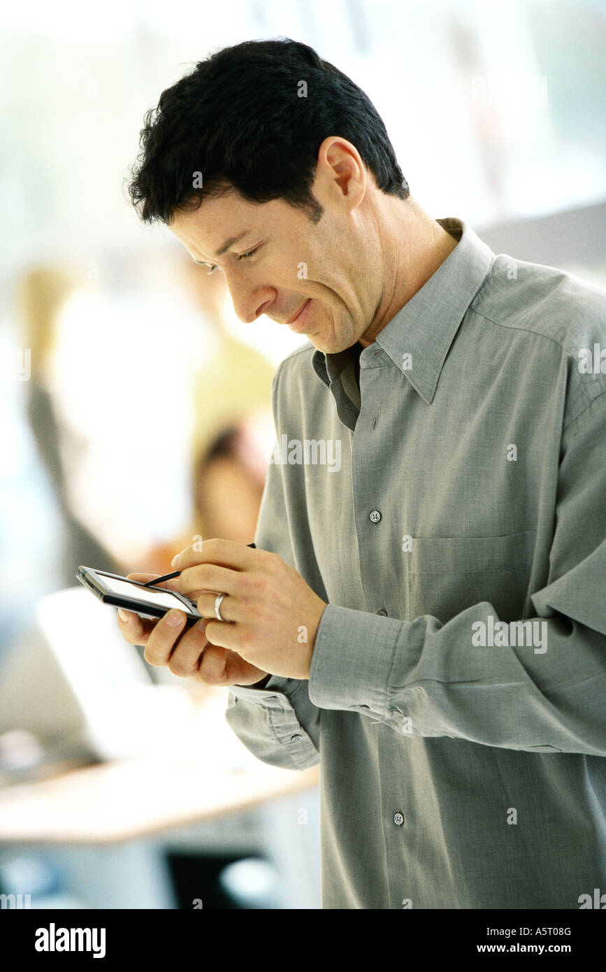 Mann mit elektronischer Organizer, Seitenansicht Stockfoto