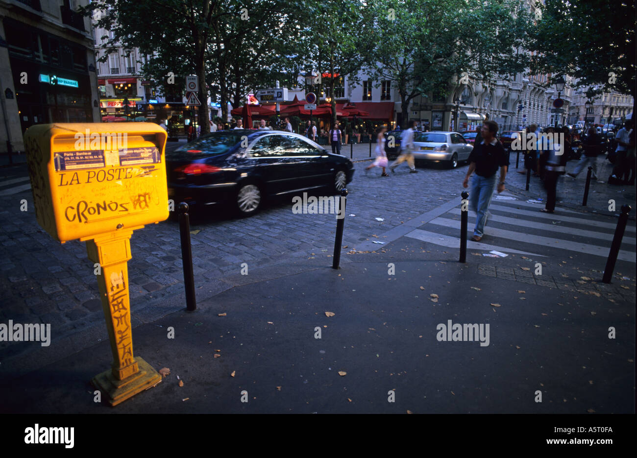 Frankreich Europa Paris Briefkasten mit Graffiti auf einer Straße im lateinischen Viertel Stockfoto