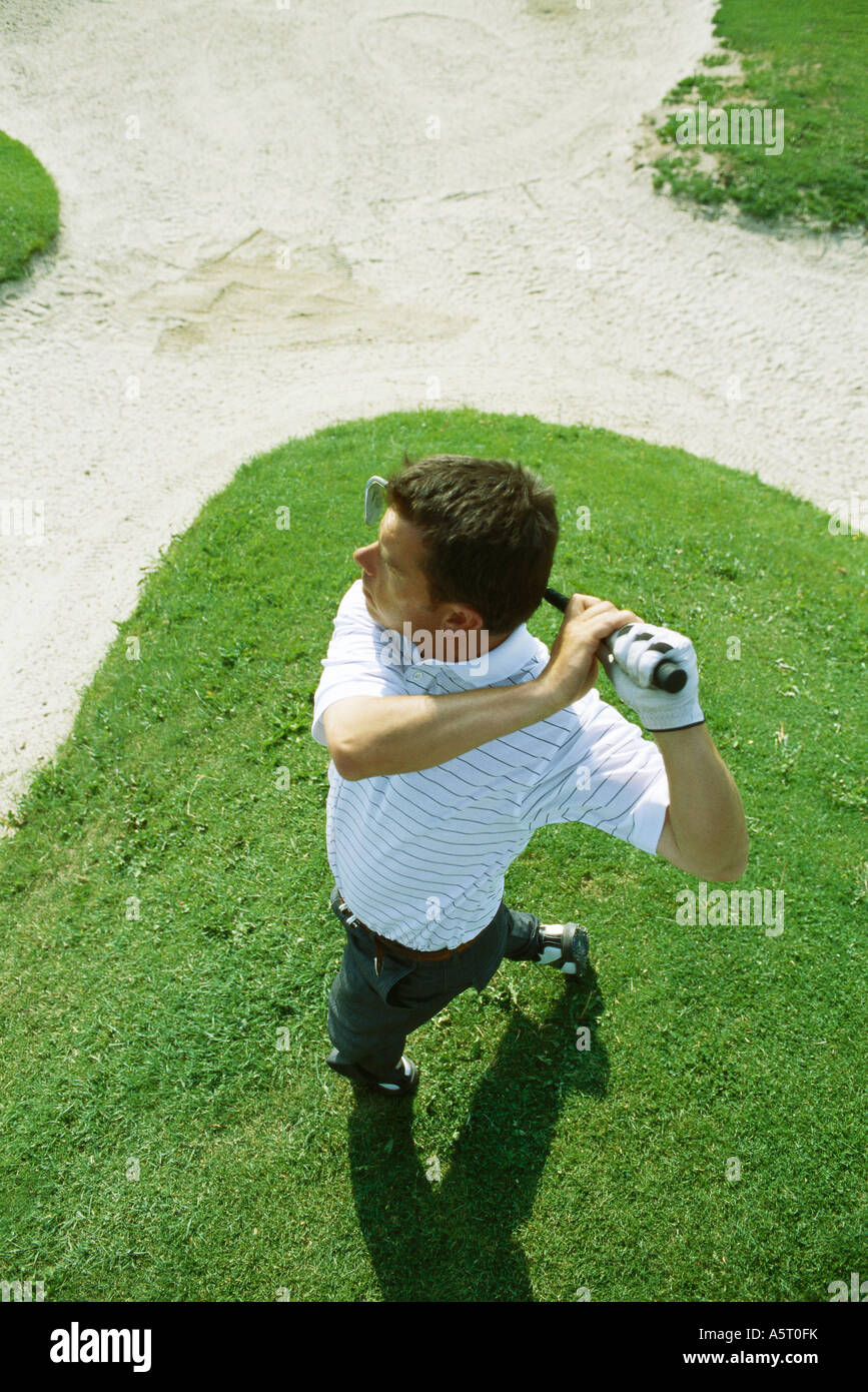 Golfspieler, schwingen, erhöhte Ansicht Stockfoto