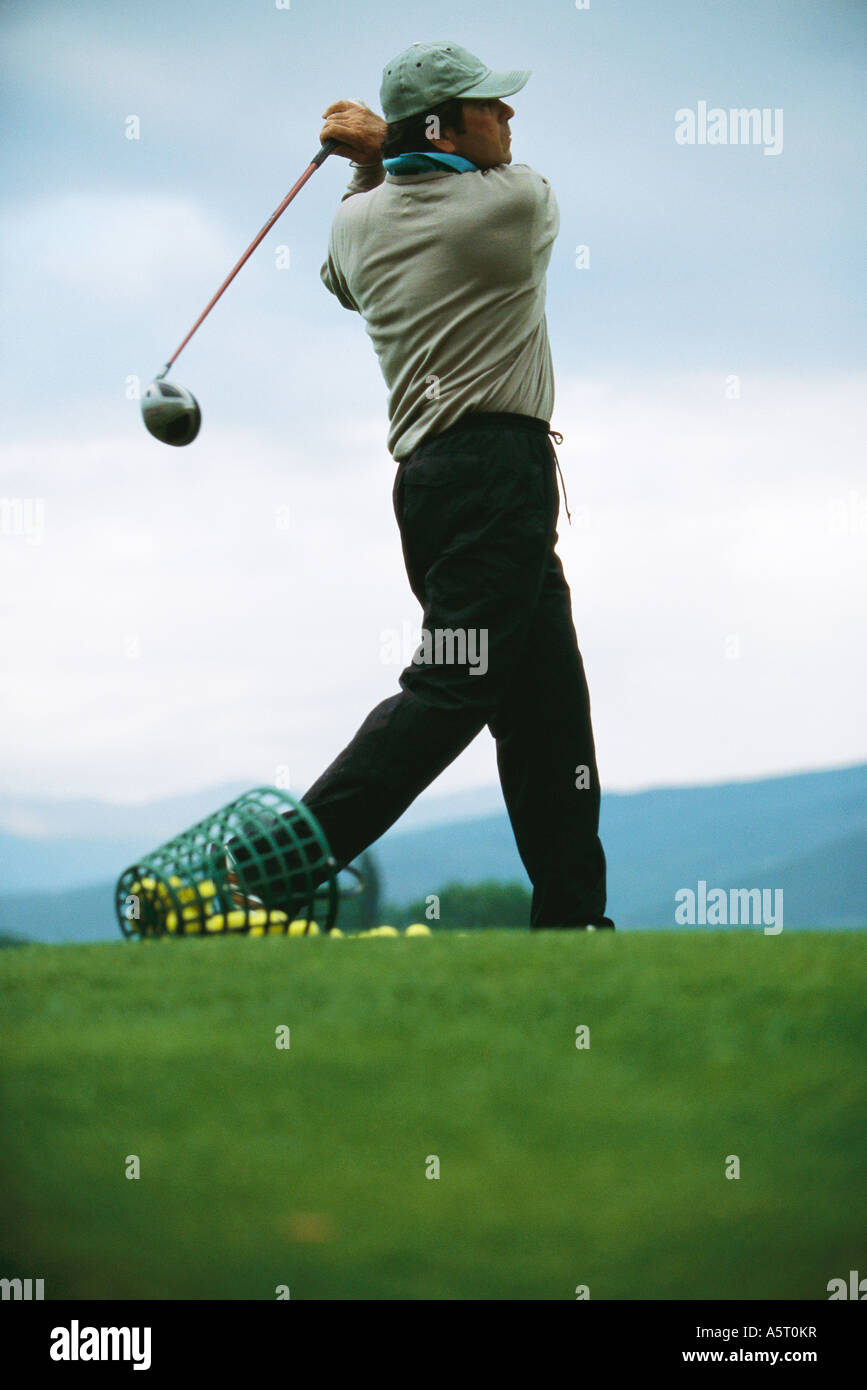 Golfer üben auf der driving-Range, niedrigen Winkel Ansicht Stockfoto