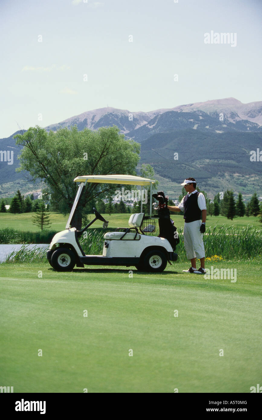 Golfer die Golftasche von Golf-cart Stockfoto