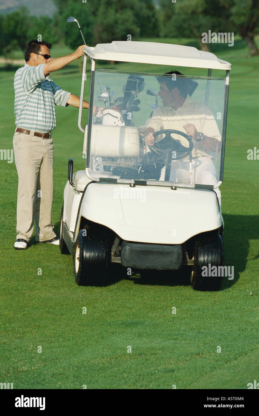 Golfspieler unter Golfclub von Golf-cart Stockfoto