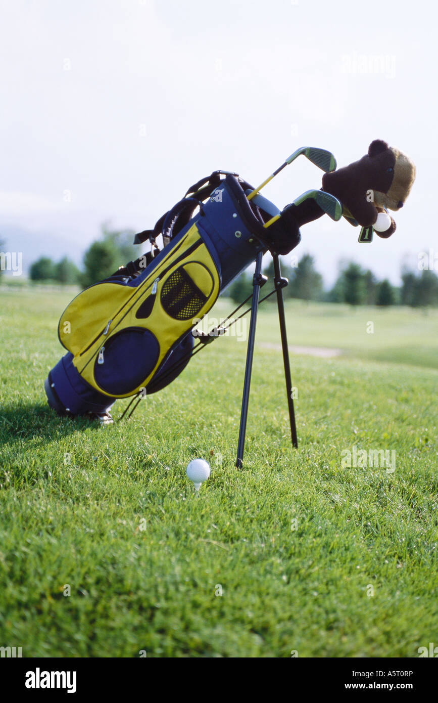 Golf-Bag aufgestützt auf Golfplatz Stockfoto
