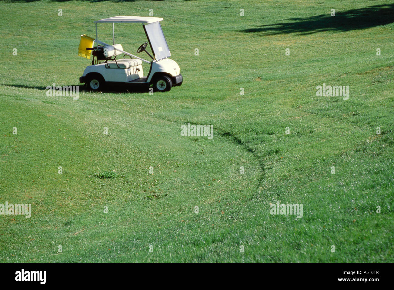 Golf-Cart geparkt auf Golfplatz Stockfoto