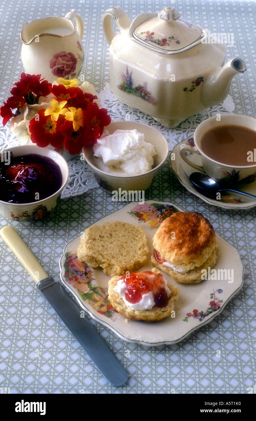 Stillleben mit einem traditionellen englischen Cream Tea Stockfoto