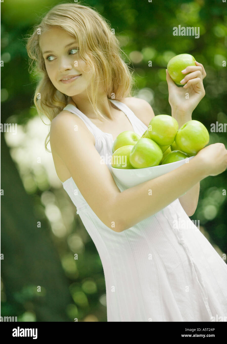 Frau mit Schale mit Äpfeln, über die Schulter schauen Stockfoto