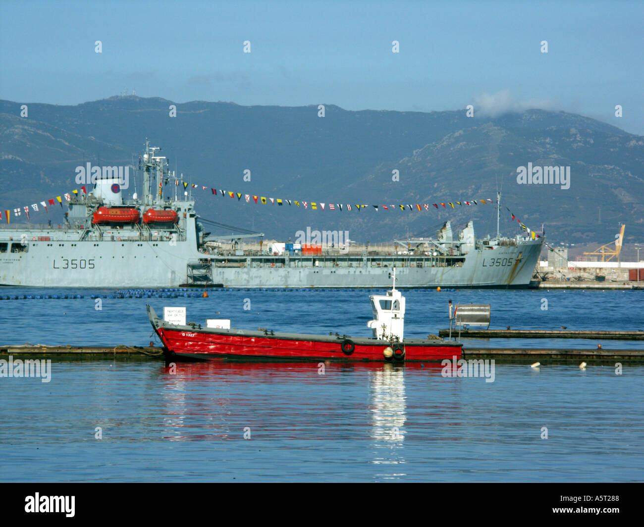 RFA Sir Tristram Landung Schiff am Tag brechen, Queensway Wharf, Gibraltar Hafen Europas, am frühen Morgen hell Stockfoto