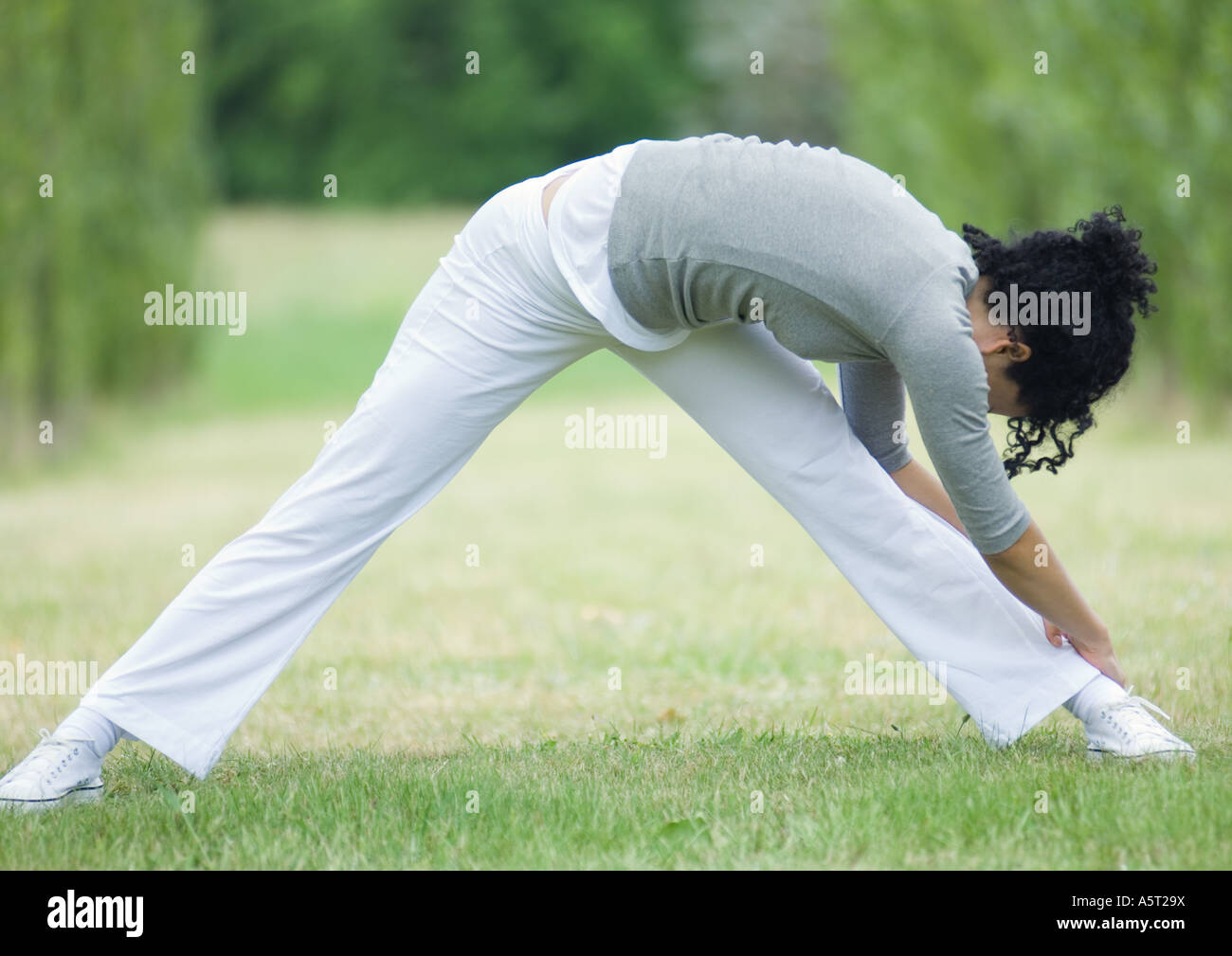 Junge Frau, dehnen, im freien Stockfoto