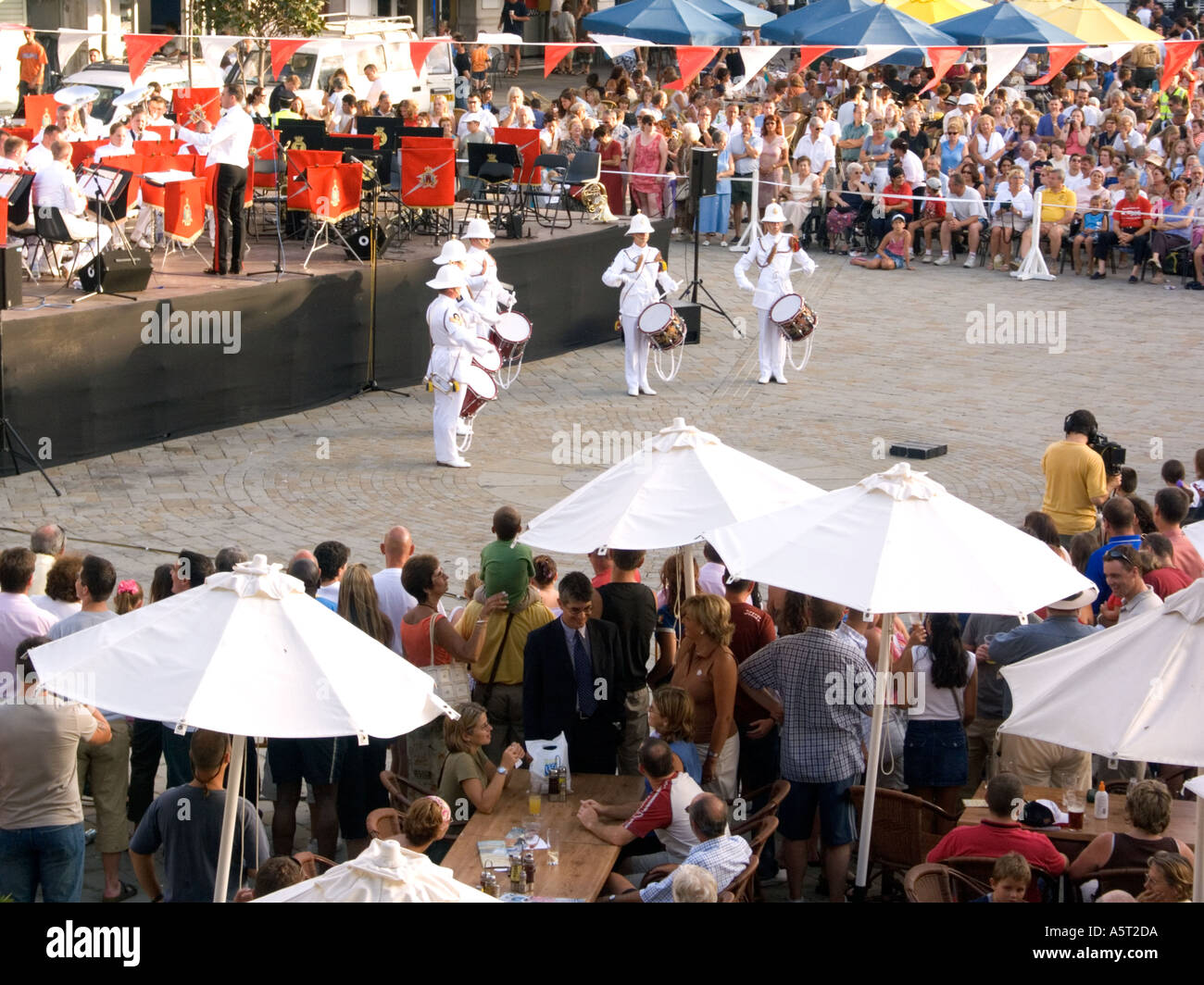 Royal Marines Band spielen in Gibraltar, um 300 Jahre der britischen Herrschaft zu feiern Trommel Trompete Trompeten Schlagzeuger Militär Stockfoto