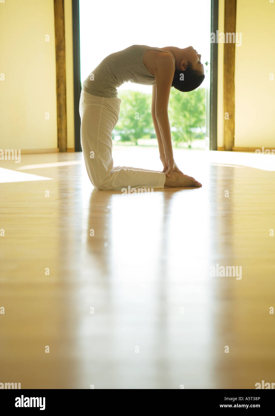 Yoga-Kurs, Frau Kamel-Pose zu tun Stockfoto