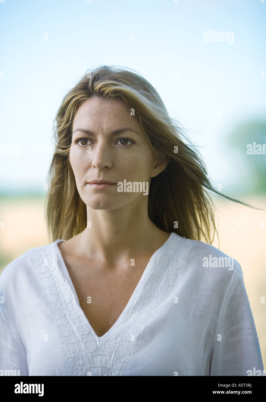 Frau, Haare wehen im Wind, Porträt Stockfoto