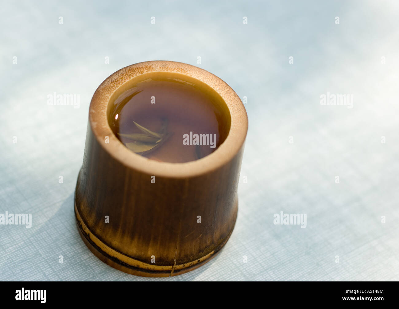 Bambus Tasse Tee Stockfoto