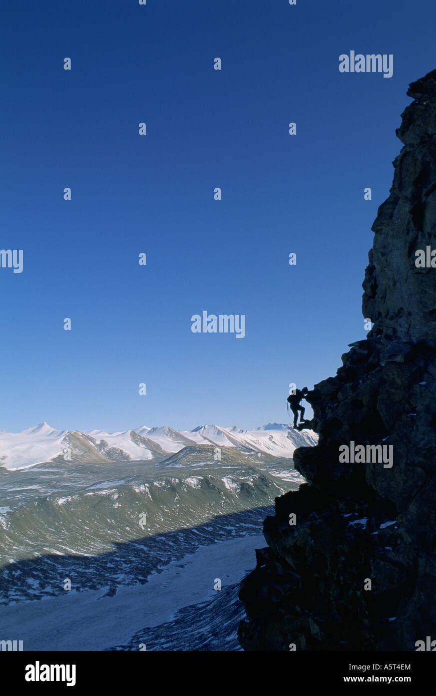 Klettern einer Wind modellierte Klippe in Asgard Range Antarktis Stockfoto