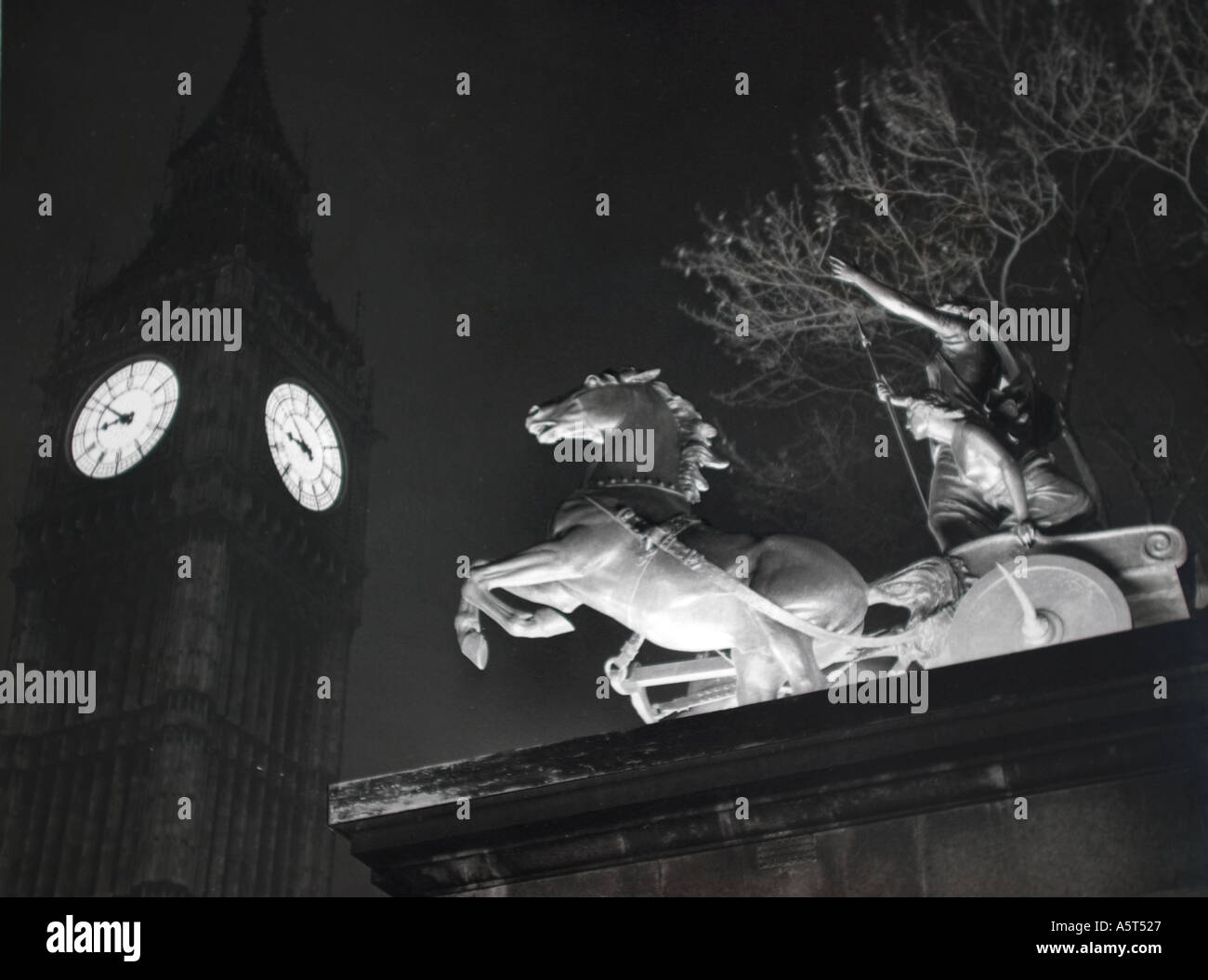 Nacht Zeit Schuss der Statue der Boudicca mit Big Ben hinter London Großbritannien ca. 1960 Stockfoto