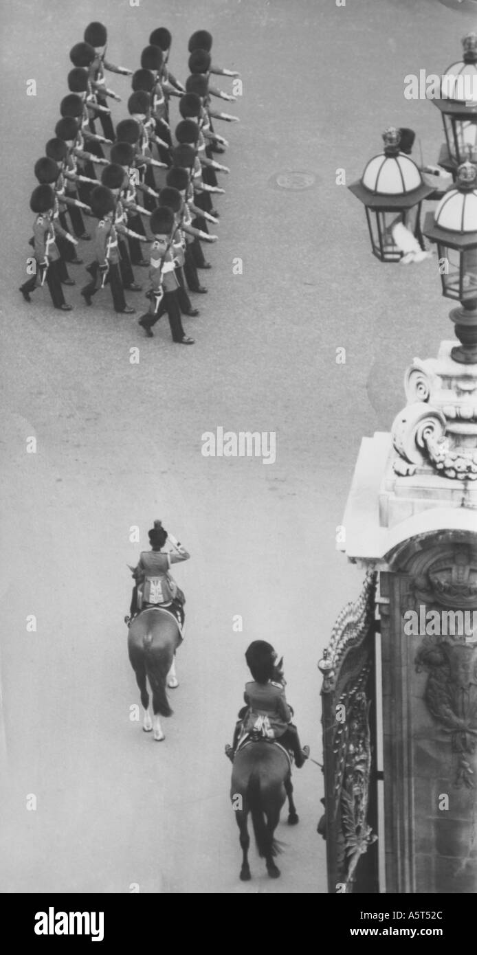 HM nimmt Königin Elizabeth II. Gruß im Buckingham Palace Gardisten vergangenen März nach Trooping die Farbe ca. 1962 Stockfoto