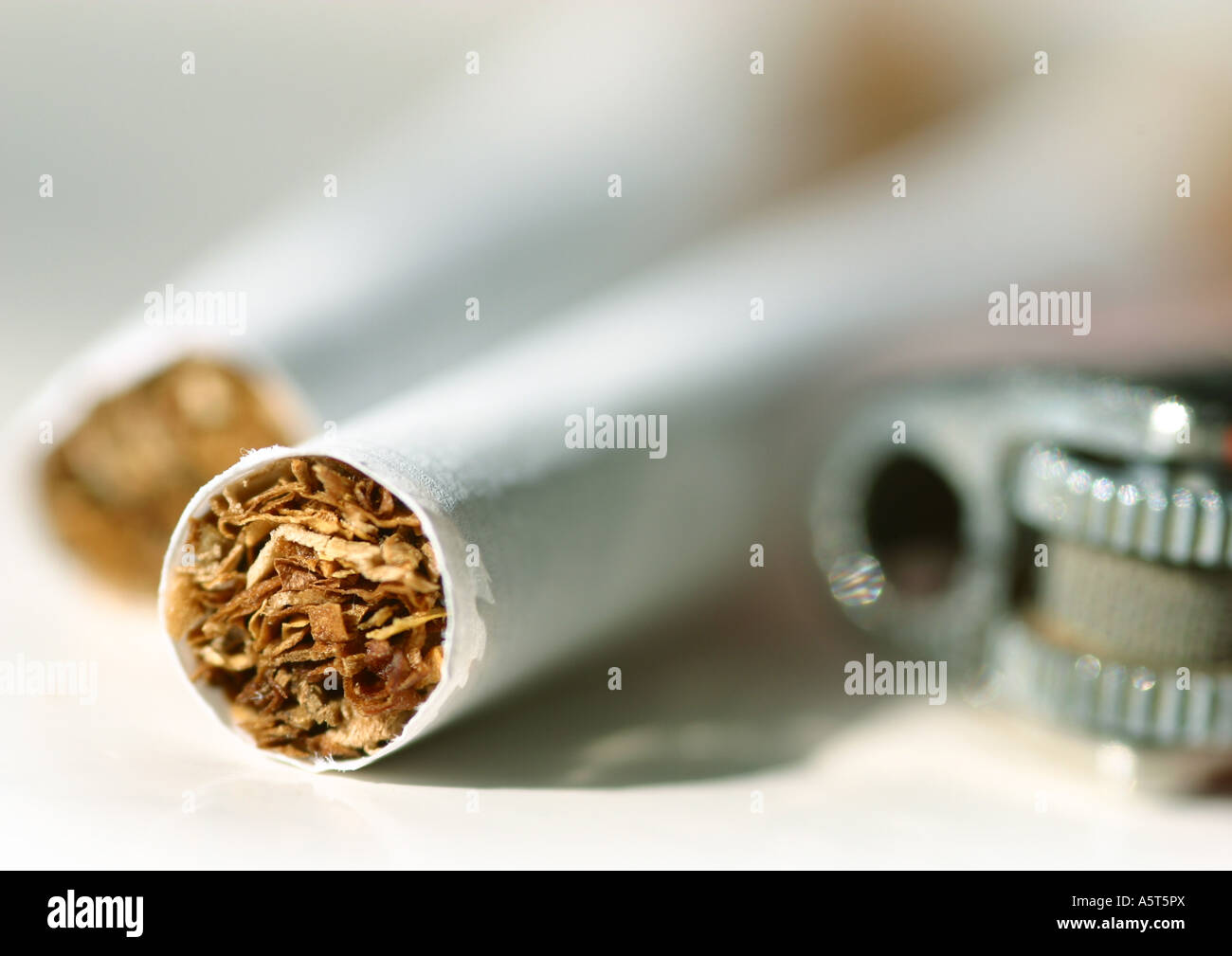 Zigaretten und Feuerzeug, extreme Nahaufnahme Stockfoto