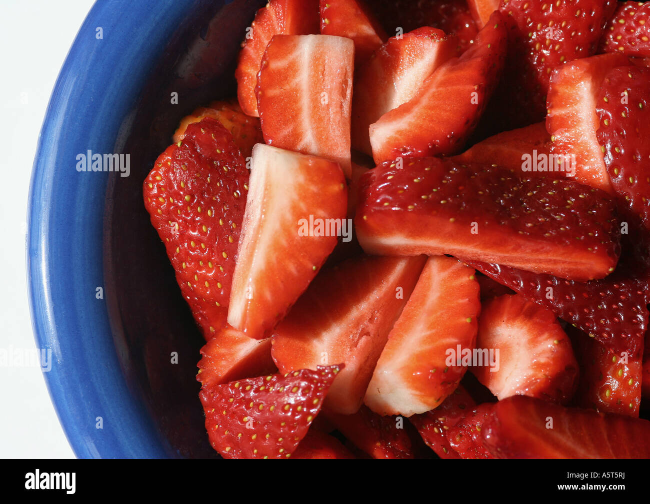 Schüssel mit in Scheiben geschnittenen Erdbeeren Stockfoto