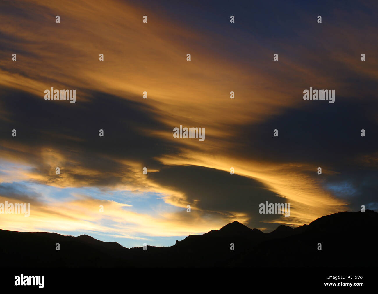 Himmel bei Sonnenuntergang und Silhouette der Berge Stockfoto