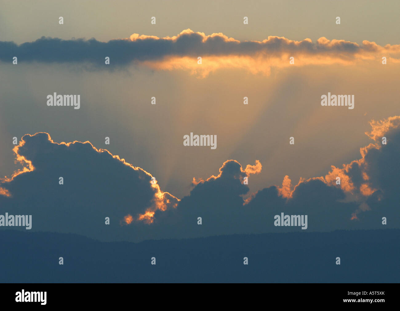 Wolkengebilde bei Sonnenuntergang Stockfoto