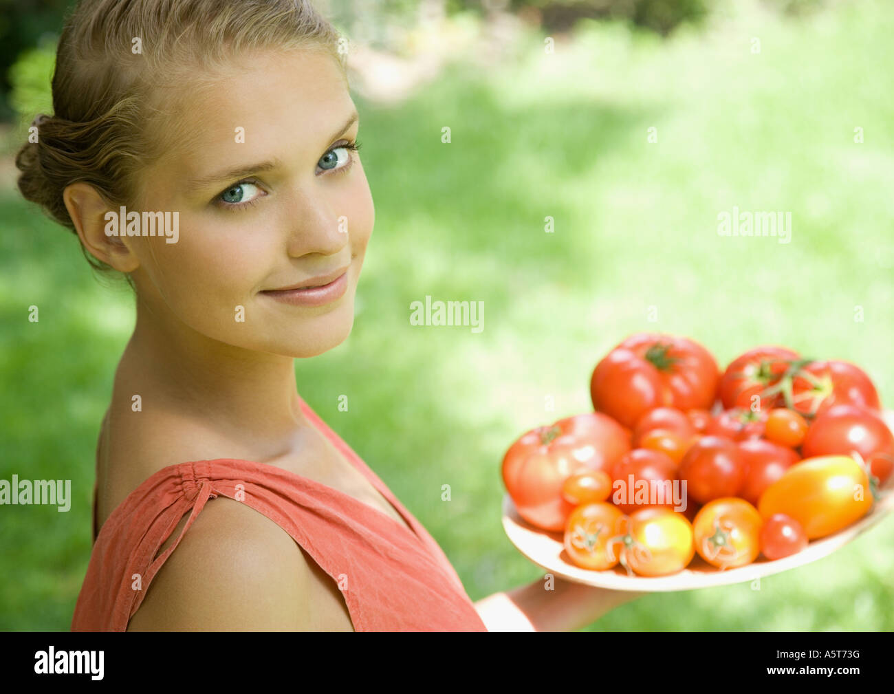 Frau Holding Schüssel voller Tomaten Stockfoto